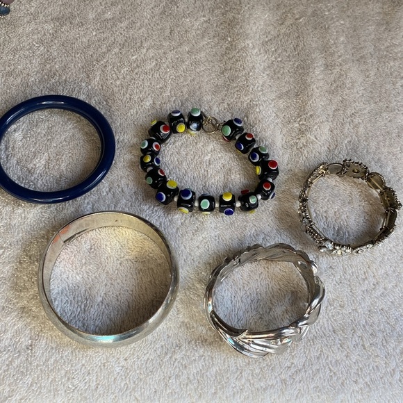 Vintage and Costume Jewelry Lot with Earrings, Necklaces, and Bracelets [1 lb] C - Picture 3 of 5